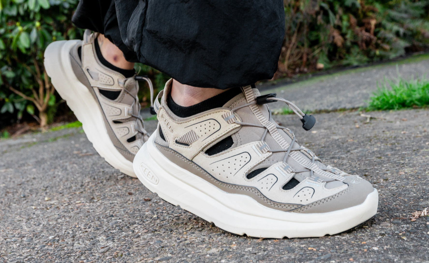 Women's WK450 Walking Sandal Plaza Taupe/Black - Image 7